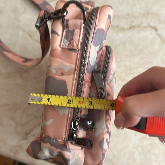 Lug crossbody bag. - Picture 8 of 8